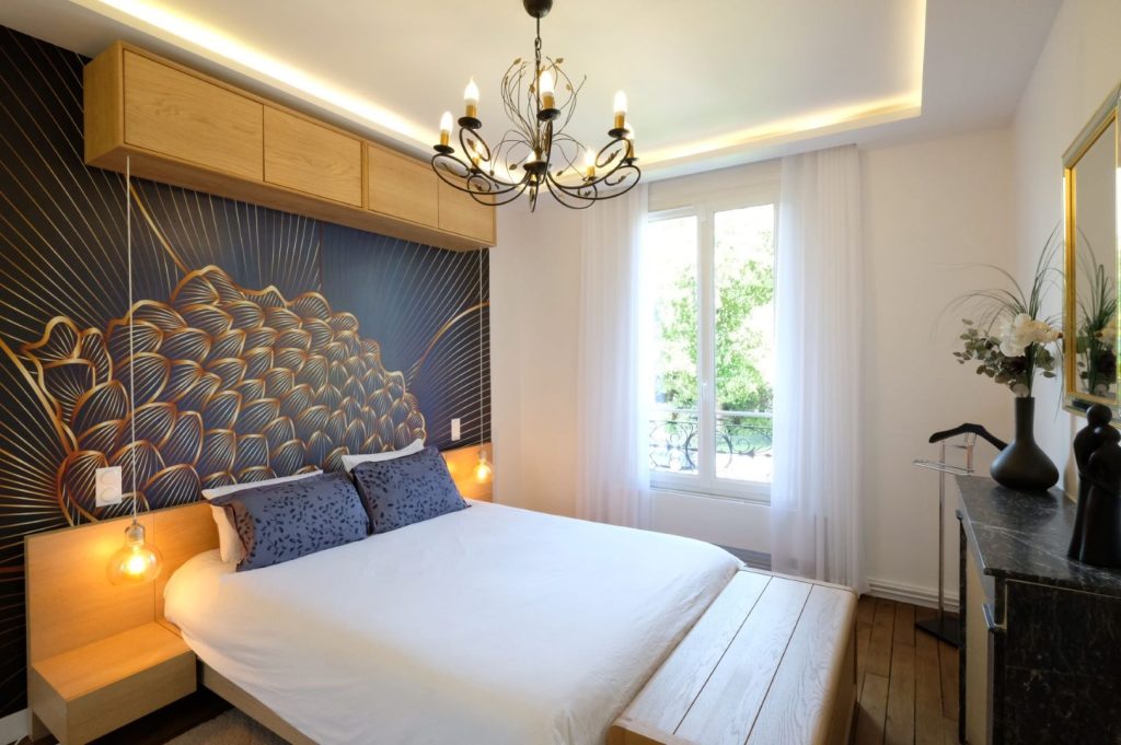 Chambre moderne avec mur art déco et lustre élégant